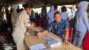 Komandan Batalyon Arhanud 14/Pasgat Natuna, Letkol Pas Amrin, S.Sos., M.M., saat melaksanakan pemeriksaan kesehatan