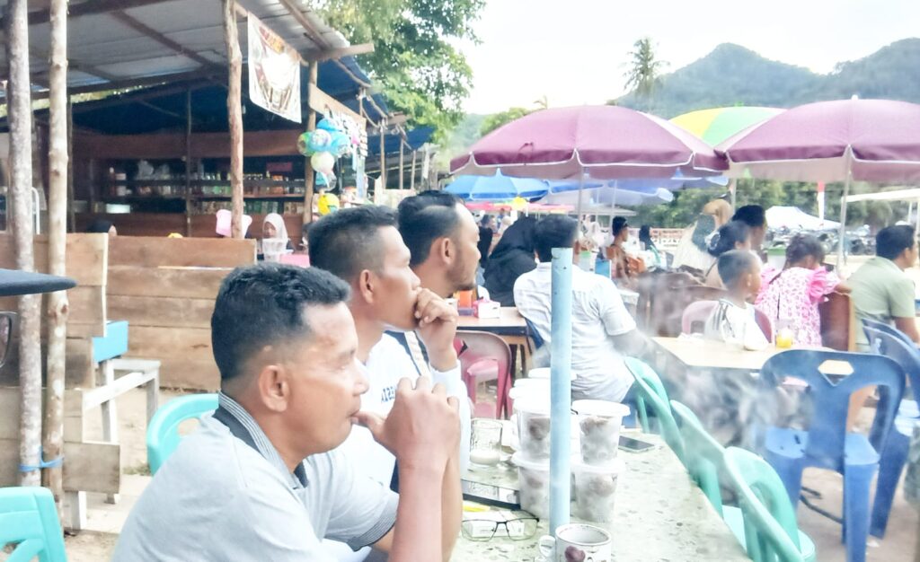 Kepala Desa Rewak bersama Kades Sunggak dan Kades Kuala Maras saat menyaksikan langsungnya pertandingan di luar lapangan 