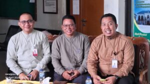 Ketua STAI Natuna Dr. H. Umar Natuna, M.Pd.I, Kepala Cabang BRK Syariah Natuna Dwik Darma Putra, serta Kepala Cabang BSI Natuna Ari Kurniawan saat menghadiri kegiatan Launching Gerakan “Mari Berbagi Infaq Jum’at yang di laksanakan di Kampus STAI Natuna 