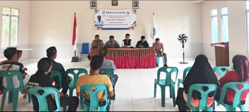 Pertemuan warga Penerima BLT DD di Aula Pertemuan Kantor Desa Batu Berapit 