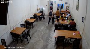 TW, Pria yang memakai ransel Hitam saat mendatangi awak media.