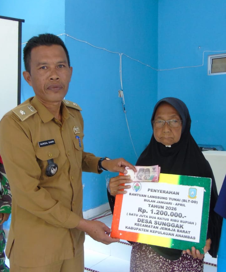 Kades Sunggak Nurizal Damri saat serahkan bantuan BLT DD kepada warga 