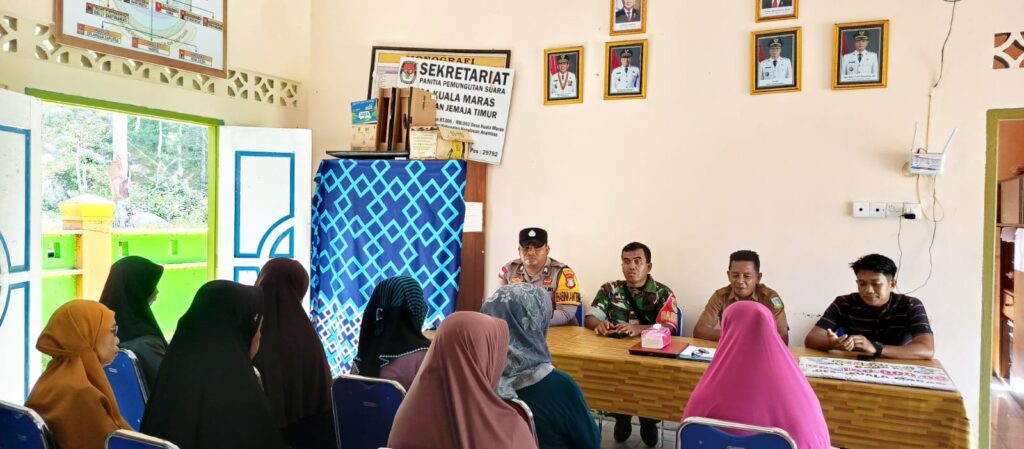 Pertemuan penyaluran BLT-DD bulan April dihadiri Keluarga Penerima Manfaat (KPM) di Kantor Desa Selasa, 14/4/2026