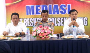 Wakapolsek Tebing Iptu Marizal (tengah), bersama Kanit Reskrim Polsek Tebing Ipda Om Kenedi (kanan) dan Penyidik Unit Reskrim Polsek Tebing Aiptu Andi Susilo (kiri) saat memimpin proses mediasi