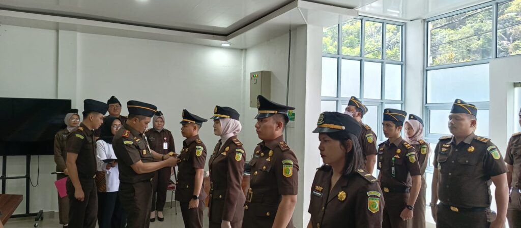 Kajari Anambas saat Berikan selamat kepada Staf baru dilantik usai acara 