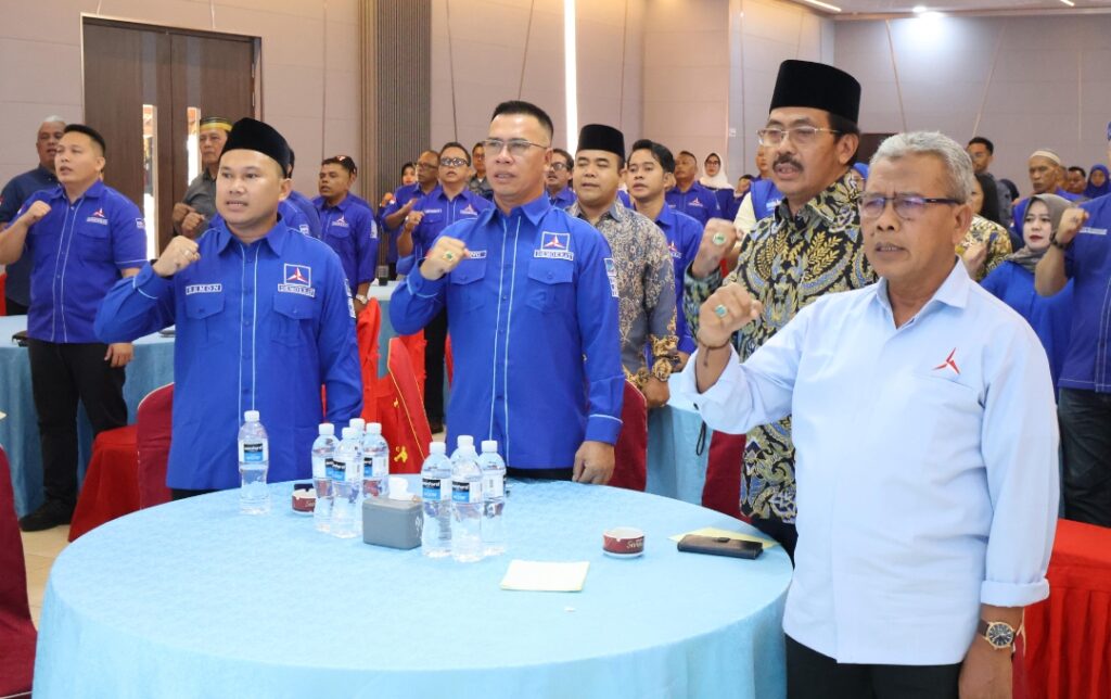 Ketua DPD Partai Demokrat Kepri, Aneng bersama para undangan yang Hadir dalam acara