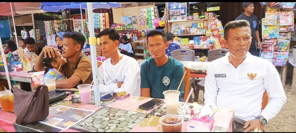 Nurizal Damri Kades Sunggak saat menyaksikan berlangsungnya pertandingan