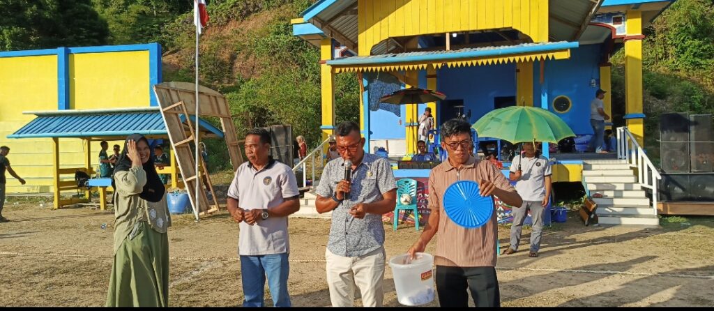 Ketua Panitia Faisal didampingi anggota saat umumkan Undian door prize