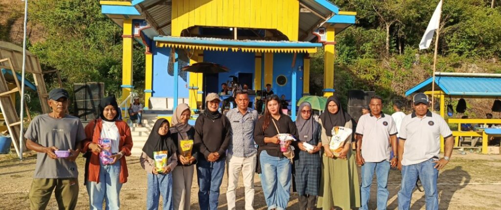 Ellisya dan panitia serta penonton pemenang undian Foto bersama usai serahkan door prize