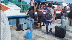 Kapal Fery saat sandar di pelabuhan Letung 