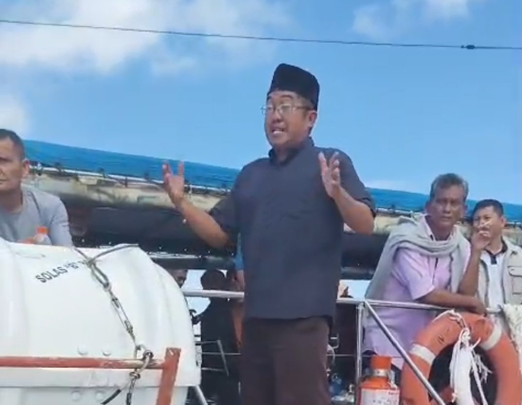 Alizar saat menyampaikan keluhan nelayan dan penampung di atas kapal feri VOC Batavia di pelabuhan Letung (2/5/2026) 