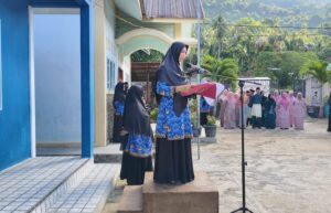 Kepala Sekolah SDN 009 Landak Netty, Spd.Sd saat bacakan pidato Menteri Pendidikan Dasar dan Menengah RI di Upacara Hardiknas 