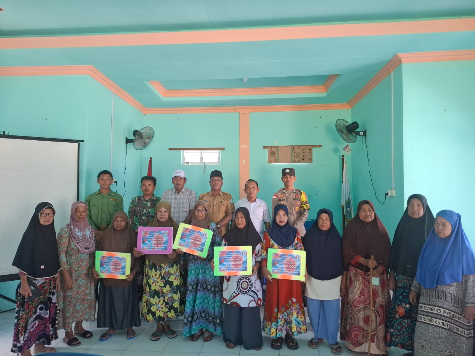 Foto bersama dengan unsur forkopimcam Jemaja Barat dan 16 KPM BLT-DD 