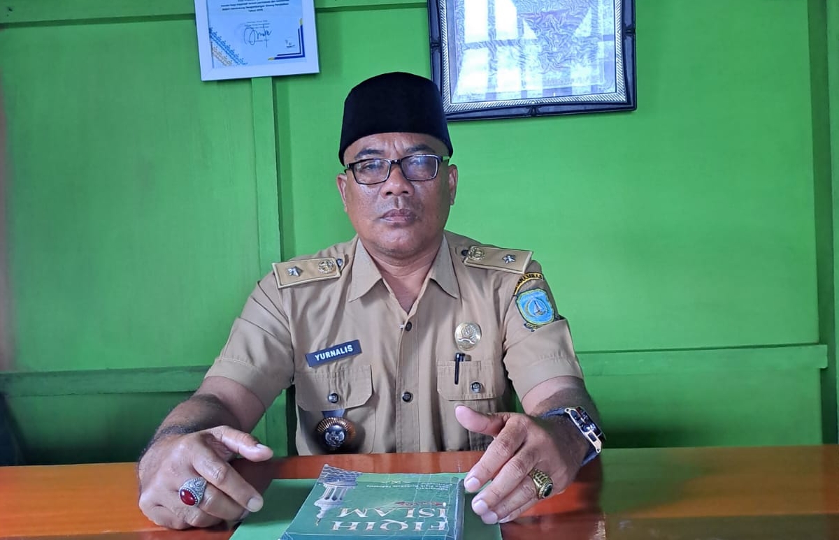 Kades Impol Yurnalis saat diruang kerja