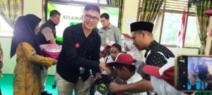 Kepala Cabang Pegadaia Natuna, Jufriadi saat melakukan penyerahan bantuan 