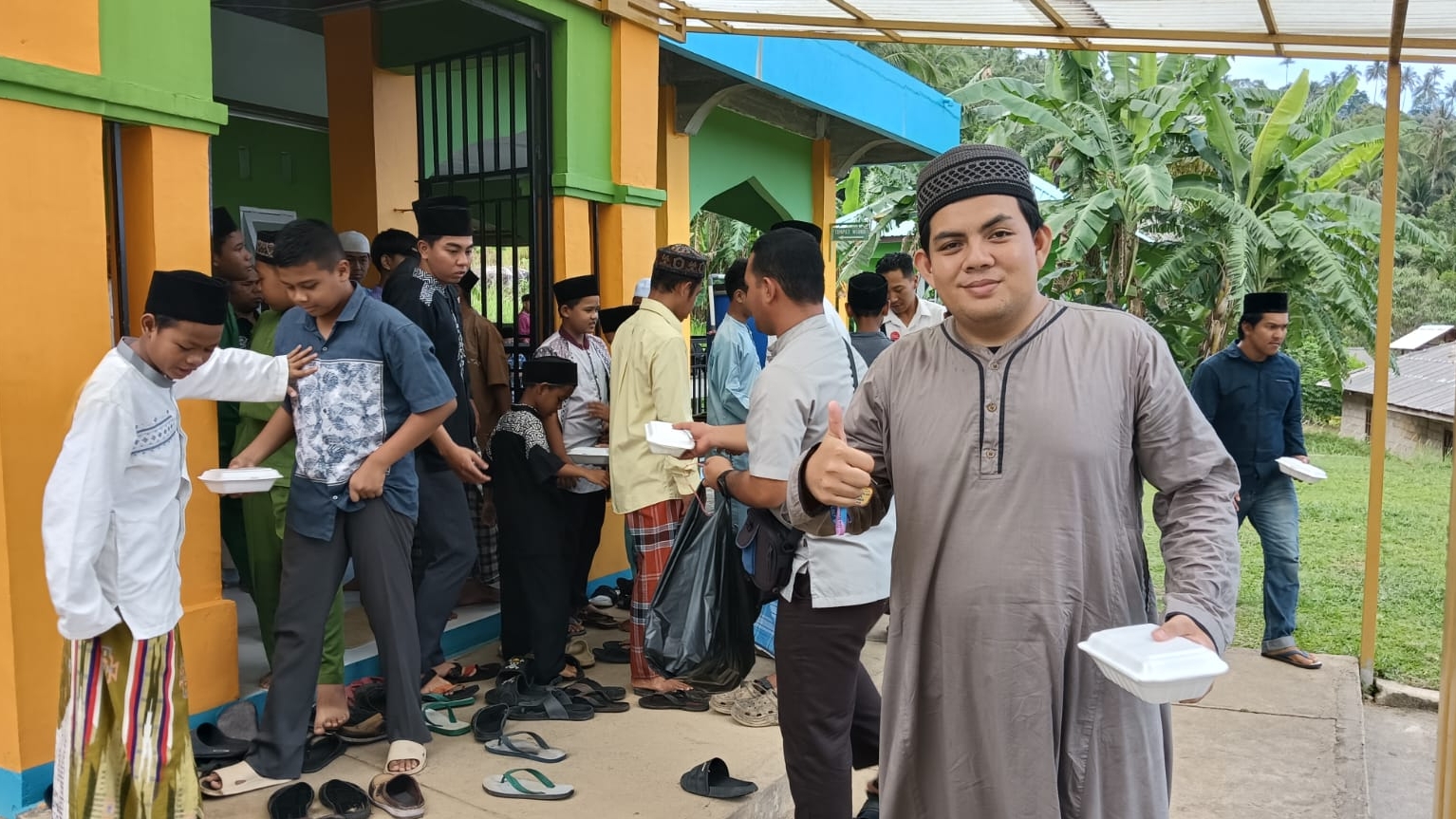 Kantor Cabang Pegadaian Natuna saat melaksanakan kegiatan berbagi bertajuk MPL (Mengetuk Pintu Langit). Kegiatan “Jumat Berkah” yang dilaksanakan di Masjid Nurul Iman Sual, Kecamatan Bunguran Timur, Kabupaten Natuna Provinsi Kepulauan Riau