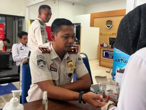 Kepala Kantor Imigrasi Kelas II TPI Ranai, Wahyu Purwanto saat melakukan pemeriksaan kesehatan