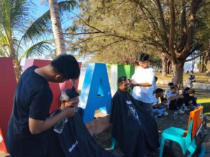Kegiatan pangkas rambut