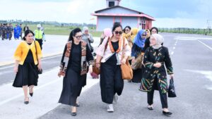 Ketua PIA Ardhya Garini Cabang 9/D.I Lanud Raden Sadjad, Ny. Marni Onesmus Pasaribu saat menyambut kedatangan Ketua IKKT Pragati Wira Anggini Cabang BS II Kogabwilhan I, Ny. Mia Kunto Arief Wibowo saat tiba di Bandara Raden Sadjad Ranai, Kabupaten Natuna