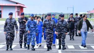 Komandan Lanud Raden Sadjad (Danlanud RSA) Marsekal Pertama TNI Onesmus Gede Rai Aryadi, S.E., M.M., M.Han., saat menyambut kedatangan Panglima Komando Armada I (Pangkoarmada I) Laksda TNI Haris Bima B., S.E., M.Si., M.Tr.Opsla., di Bandara Raden Sadjad Ranai, Kabupaten Natuna