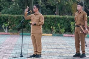 Bupati Karimun, Ing Iskandarsyah, saat memaparkan capaian makroekonomi kuartal keempat tahun 2024 dalam konsolidasi bersama jajaran ASN. Di bawah kepemimpinannya, ekonomi Kabupaten Karimun melesat tumbuh 7,8% dengan inflasi yang berhasil ditekan hingga 1%. Foto: Prokopim Karimun 