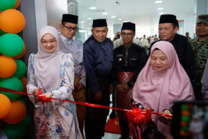 Ketua Dekranasda Karimun, Siti Rojiah dan Wakil Ketua Dekranasda Karimun, Lisa Amrianti melakukan pengguntingan pita sebagai simbolis dibukanya pelayanan pada acara Soft Launching Gedung Mall Pelayanan Publik (MPP) Kabupaten Karimun. Prosesi ini disaksikan langsung oleh Gubernur Kepri Ansar Ahmad, Bupati Karimun Ing Iskandarsyah, Wakil Bupati Rocky Marciano Bawole, serta jajaran Forkopimda Karimun - Foto: Prokopim Karimun