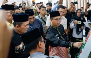 Bupati Karimun, Ing Iskandarsyah mendampingi Gubernur Kepri, Ansar Ahmad, saat meninjau fasilitas dan pelayanan Gedung Mall Pelayanan Publik (MPP) Kabupaten Karimun - Foto: Prokopim Karimun