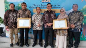 Wakil Bupati Karimun, Rocky Marciano Bawole dan Kepala Dinas Pendidikan Kabupaten Karimun Grandy Regel Tuerah, foto bersama Gubernur Kepulauan Riau Ansar Ahmad, usai menerima Penghargaan Revitalisasi Bahasa Daerah Tahun 2026 dari Mendikdasmen RI - Foto: Diskominfo Karimun