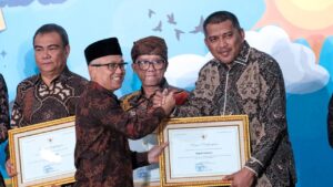 Wakil Bupati Karimun, Rocky Marciano Bawole (kanan), menerima Penghargaan Revitalisasi Bahasa Daerah Tahun 2026 dari Menteri Pendidikan Dasar dan Menengah RI, Abdul Mu'ti, di Depok, Jawa Barat, Senin (25/5/2026) - Foto: Diskominfo Karimun