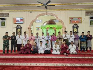Bupati Karimun, Ing Iskandarsyah foto bersama unsur Forkopimcam Moro, para tokoh agama, tokoh adat dan tokoh masyarakat, usai pelaksanaan Sholat Idul Adha 1447 H, Rabu (27/5/2026) - Foto: Diskominfo Karimun