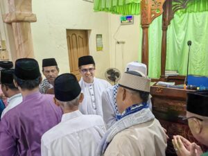 Bupati Karimun, Ing Iskandarsyah bersalam-salaman dengan seluruh jamaah Sholat Idul Adha 1447 H di Kecamatan Moro. Momentum ini menjadi sarana memperkuat kebersamaan dan kepedulian sosial di Bumi Berazam - Foto: Diskominfo Karimun