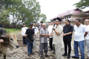 Bupati Karimun, Ing Iskandarsyah memberikan kata sambutan dalam kegiatan penyembelihan hewan kurban di Dinas PUPR Karimun, Kamis (28/5/2026) - Foto: Diskominfo Karimun