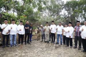 Bupati Karimun Ing Iskandarsyah, Sekda Karimun Djunaidy, Kepala Dinas PUPR Raja Machrizal, Anggota DPRD Karimun Firdaus, dan Kabag Kesra Wahyu serta sejumlah unsur pejabat eselon dan staf di lingkungan Pemerintah Kabupaten Karimun, berfoto bersama di sela-sela kegiatan penyembelihan hewan kurban Dinas PUPR Karimun, Kamis (28/5/2026) - Foto: Diskominfo Karimun