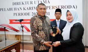 Wakil Bupati Karimun Rocky Marciano Bawole (kiri), bersama Bupati Karimun Ing Iskandarsyah (tengah), menyerahkan Surat Keputusan (SK) kepada Liza Bharlyantie Hilsya sebagai Direktur Utama PT Pelabuhan Karimun (Perseroda) Periode 2026-2031 - Foto: Prokopim Karimun 