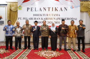 Direktur Utama PT Pelabuhan Karimun (Perseroda), Liza Bharlyantie Hilsya, foto bersama Bupati Karimun Ing Iskandarsyah, Wakil Bupati Rocky Marciano Bawole, Ketua DPRD Karimun Raja Rafiza, Sekda Karimun Djunaidy, serta sejumlah unsur pejabat penting di lingkungan Pemerintah Kabupaten Karimun - Foto: Diskominfo Karimun