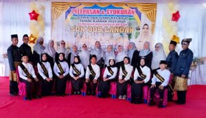 Foto bersama Guru dan Siswa Kelas VI usai acara Pelepasan
