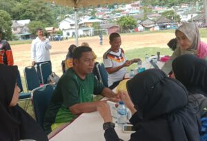 Camat Siantan saat lakukan cek kesehatan gratis
