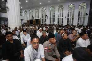 Jamaah saat mendengarkan Ceramah agama ustadz Das’ad Latif