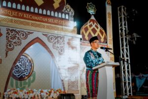 Bupati Karimun, Ing Iskandarsyah, saat memberikan sambutan pada pembukaan MTQ Ke-IV Kecamatan Selat Gelam di Desa Tulang, Sabtu (30/5/2026) malam - Foto: Diskominfo Karimun