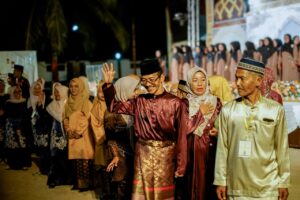 Ribuan masyarakat dari berbagai desa memadati arena utama pembukaan Musabaqah Tilawatil Qur’an ke-IV Kecamatan Selat Gelam yang berpusat di Desa Tulang, Sabtu (30/5/2026) - Foto: Diskominfo Karimun