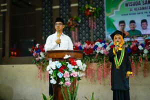 Bupati Karimun, Ing Iskandarsyah, saat memberikan sambutan dalam acara Wisuda Santri TPQ Angkatan XXI se-Kecamatan Kundur Barat. Dalam acara tersebut, Pemkab Karimun mewacanakan sertifikat TPQ sebagai dokumen pendamping masuk SMP dan MTs - Foto: Diskominfo Karimun