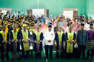 Bupati Karimun, Ing Iskandarsyah foto bersama 187 santri se-Kecamatan Kundur Barat, usai prosesi Wisuda TPQ Angkatan XXI, pada Minggu (31/5/2026) - Foto: Diskominfo Karimun