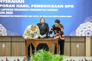 Bupati Karimun, Ing Iskandarsyah bersama Ketua DPRD Karimun, Raja Rafiza meneken berita acara predikat WTP dari BPK RI - Foto: Diskominfo Karimun
