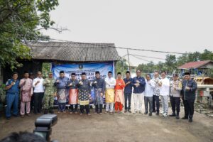 Gubernur Kepulauan Riau Ansar Ahmad, foto bersama Bupati Karimun Ing Iskandarsyah dan Wakil Bupati Karimun Rocky Marciano Bawole, serta sejumlah tokoh masyarakat - Foto: Diskominfo Karimun