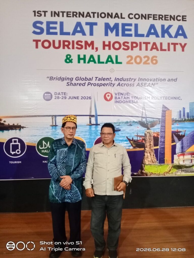 Poto bersama : Prof. Datuk Dr. Sr. Mohalzi Mohamadis selaku Board of Director mewakili DMDI International Education dengan Dr. H. Umar Natuna, S.Ag., M.Pd.I selaku Chairman of STAI Natuna