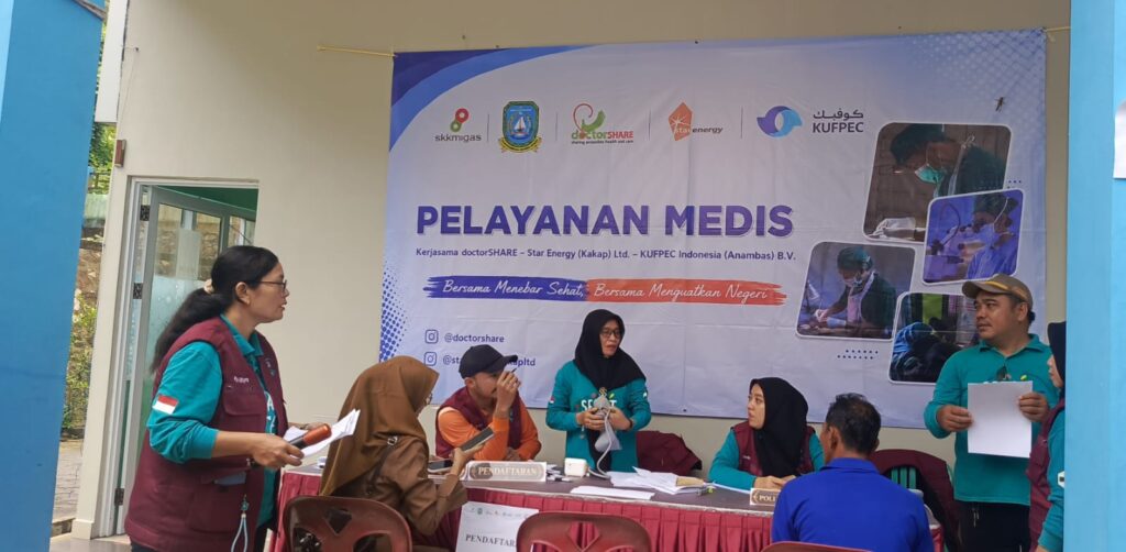 Petugas kesehatan saat layani masyarakat dalam pengecekan kesehatan di Puskesmas Letung Kecamatan Jemaja 