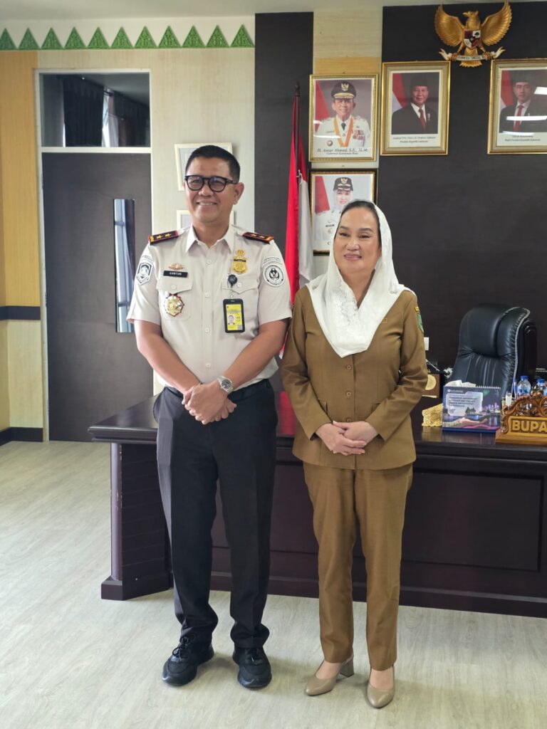 Silaturahmu Kepala Kantor Wilayah (Kakanwil) Direktorat Jenderal Imigrasi Kepulauan Riau, Guntur Sahat Hamonangan, beserta rombongan didampingi Kepala Kantor Imigrasi Kelas II TPI Ranai, Wahyu Purwanto dengan Bupati Natuna Cen Sui Lan
