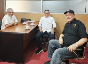 Keterangan Foto : Sekretaris Dewan Kehormatan PWI, Nurcholis MA Basyari (kiri), Ketua Umum KJK, Ady Indra Pawennari (tengah), Direktur Lembaga Penguji UKW PWI, Aat Surya Safaat (kanan).