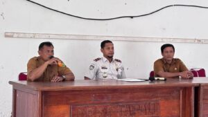 Kepala Kantor Imigrasi Kelas II TPI Natuna, Wahyu Purwanto, A.Md.Im., S.H., M.Si., (tengah) saat melakukan kegiatan bakti sosial di Desa Tapau dalam rangka peringatan HUT RI ke 81