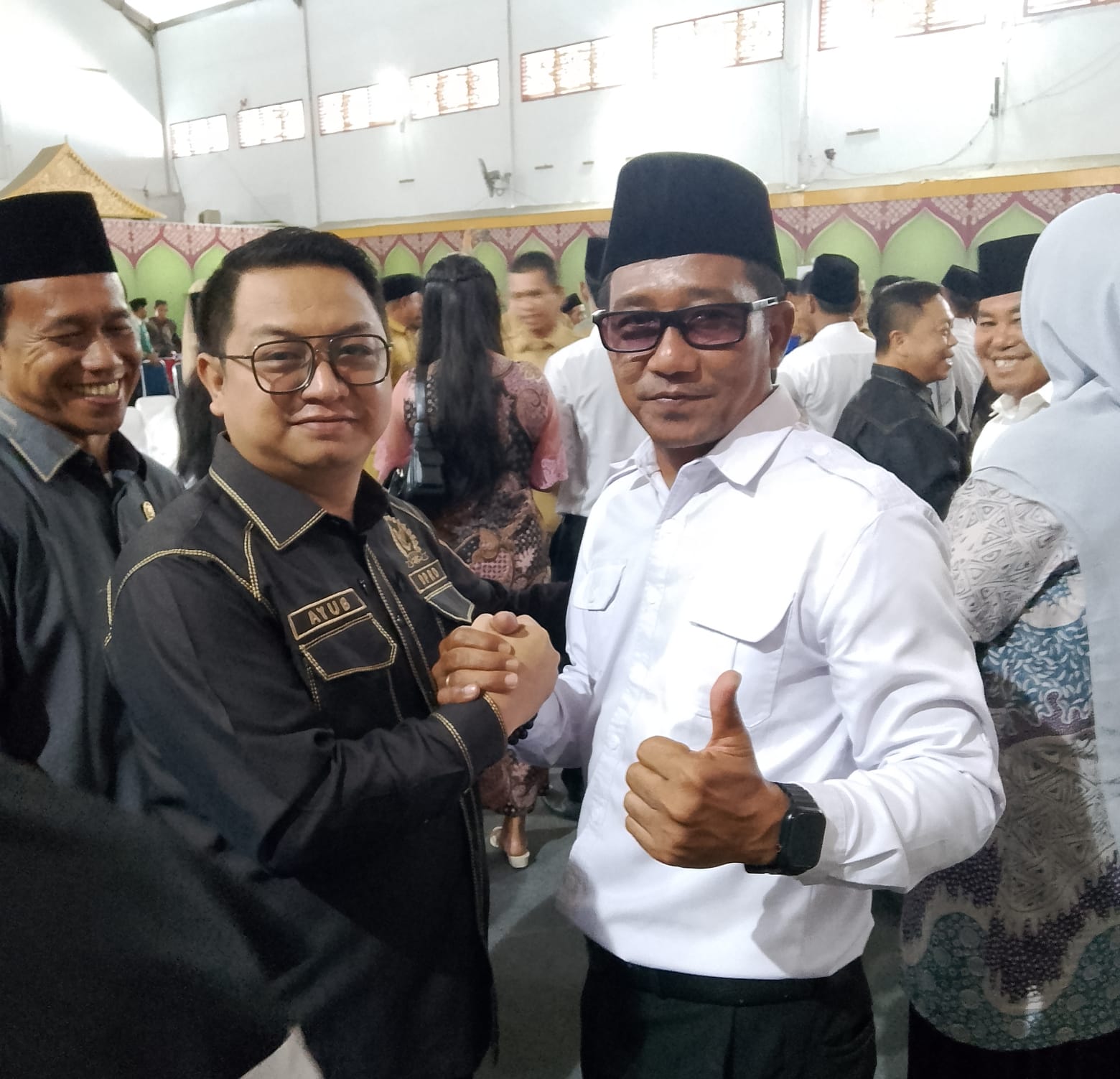 Ayub saat berikan selamat kepada salah seorang anggota BPD Zamiri di Gedung BPMS Usai Pelantikan 